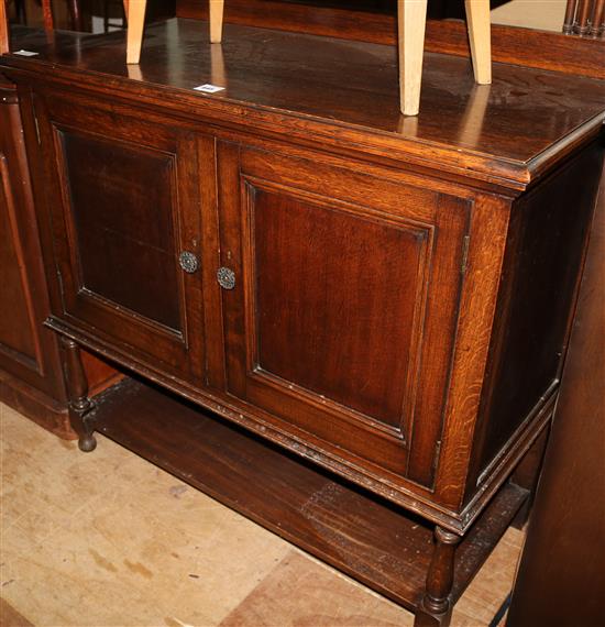 Oak 2 door sideboard/cupboard(-)